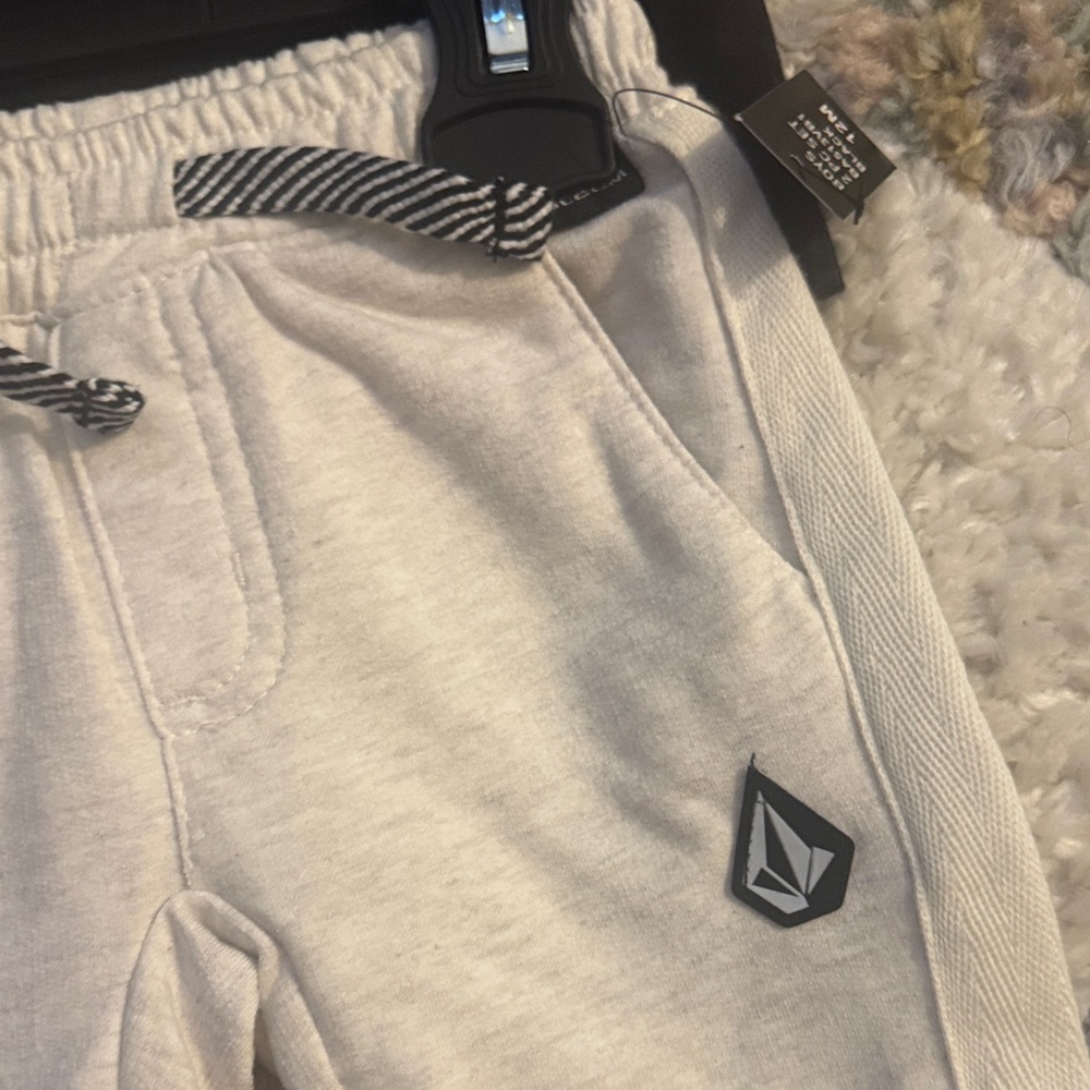 Volcom Set - Picture 7 of 8
